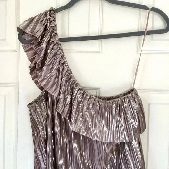 Guess Bobbi and Bricka Shimmer One Shoulder Pleated Blouse - Size Medium - Picture 3 of 9